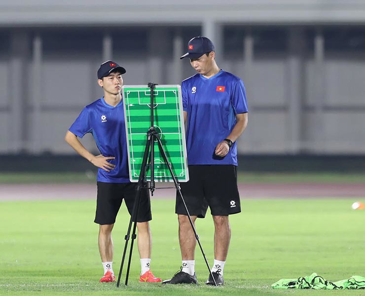 HLV Kim Sang Sik dành khá nhiều thời gian nghiên cứu chiến thuật với chiếc sa bàn được đặt giữa sân tập của U23 Việt Nam.
