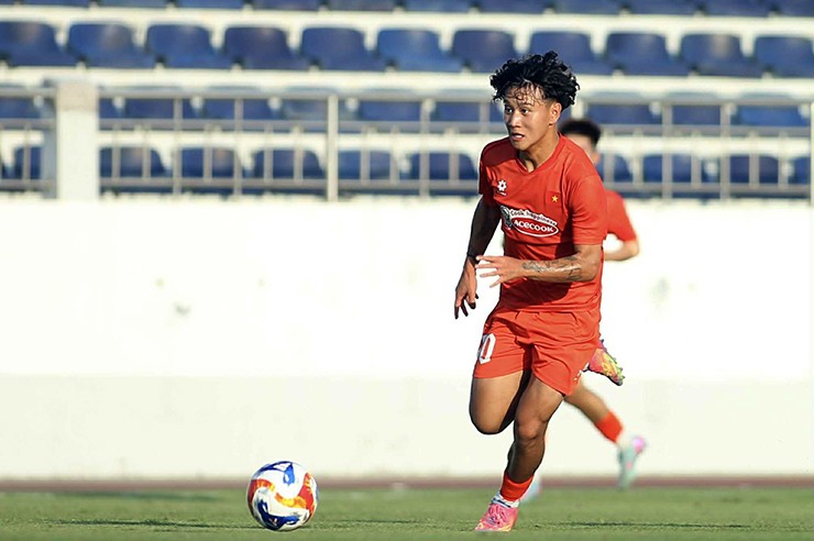 Tiền đạo Việt kiều Bùi&nbsp;Alex chưa thể cạnh tranh vị trí ở U23 Việt Nam.