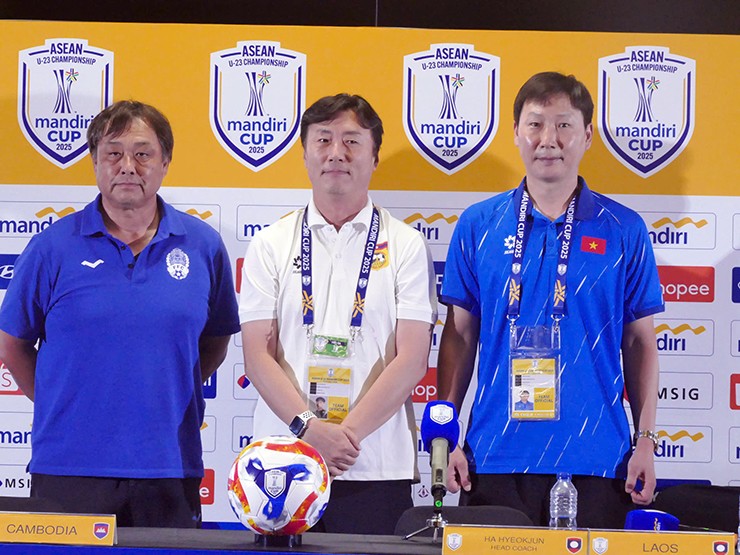 HLV Kim Sang Sik dự họp báo cùng các HLV U23 Campuchia và U23 Lào.