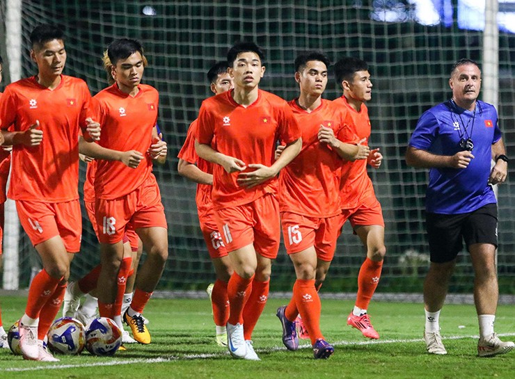 ĐT U23 Việt Nam liên tục đi tập trễ giờ vì kẹt xe ở Jakarta.