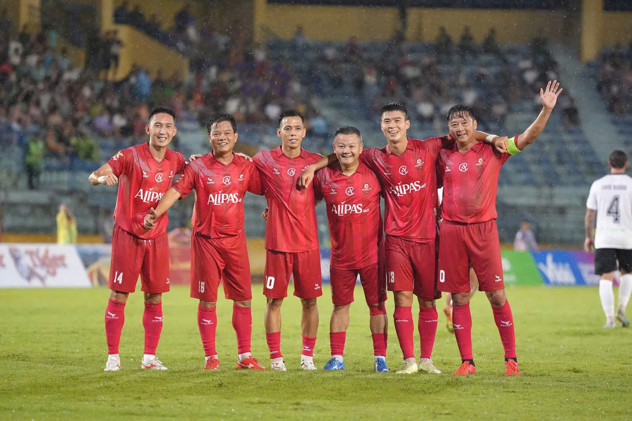 Văn Quyết ghi 2 bàn và mang lại quả penalty cho Vân Quyến lập công, mang lại chiến thắng cho các Ngôi sao Việt Nam
