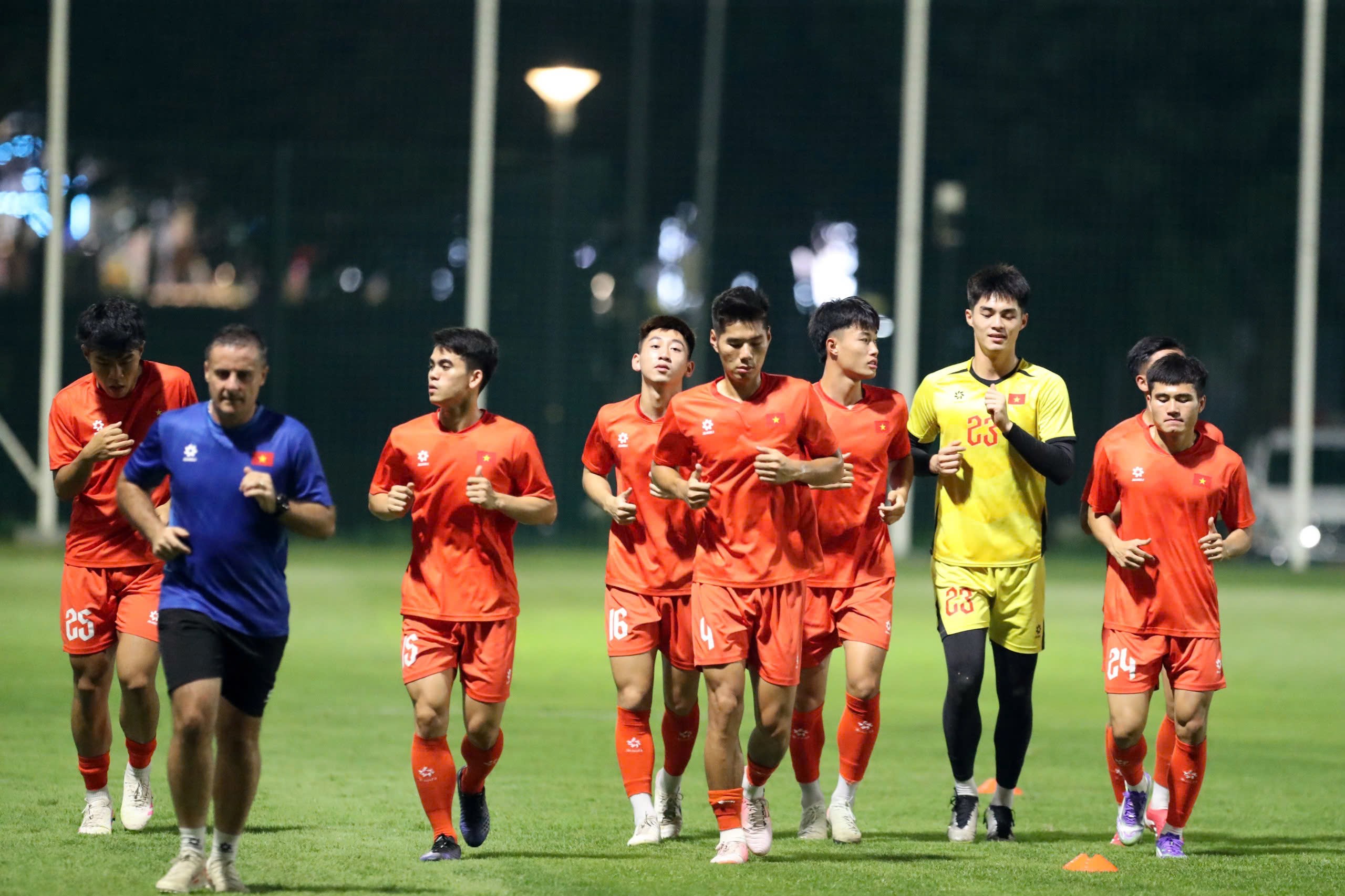 Trở lại buổi tập của U23 Việt Nam, các cầu thủ đá trọn 90 phút trước U23 Lào chỉ chạy bộ thả lỏng quanh sân tập rồi được nghỉ ngơi, hồi phục