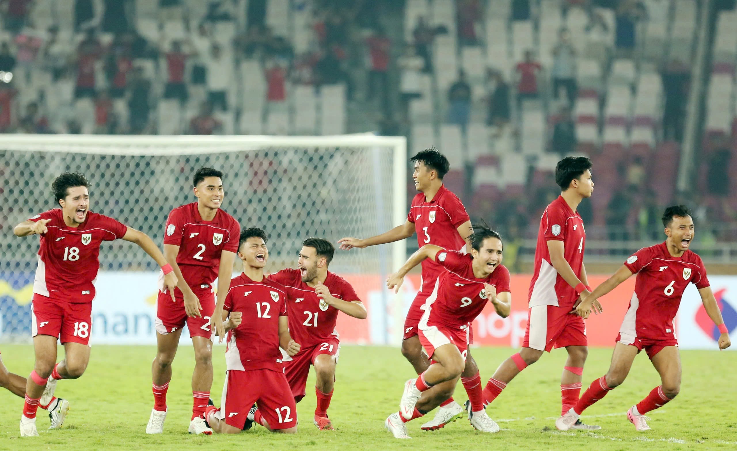 U23 Indonesia vượt qua U23 Thái Lan chung cuộc 7-6 ở loạt sút luân lưu nhưng Jens Raven cũng không thể chạy ăn mừng cùng đồng đội vì bị đau