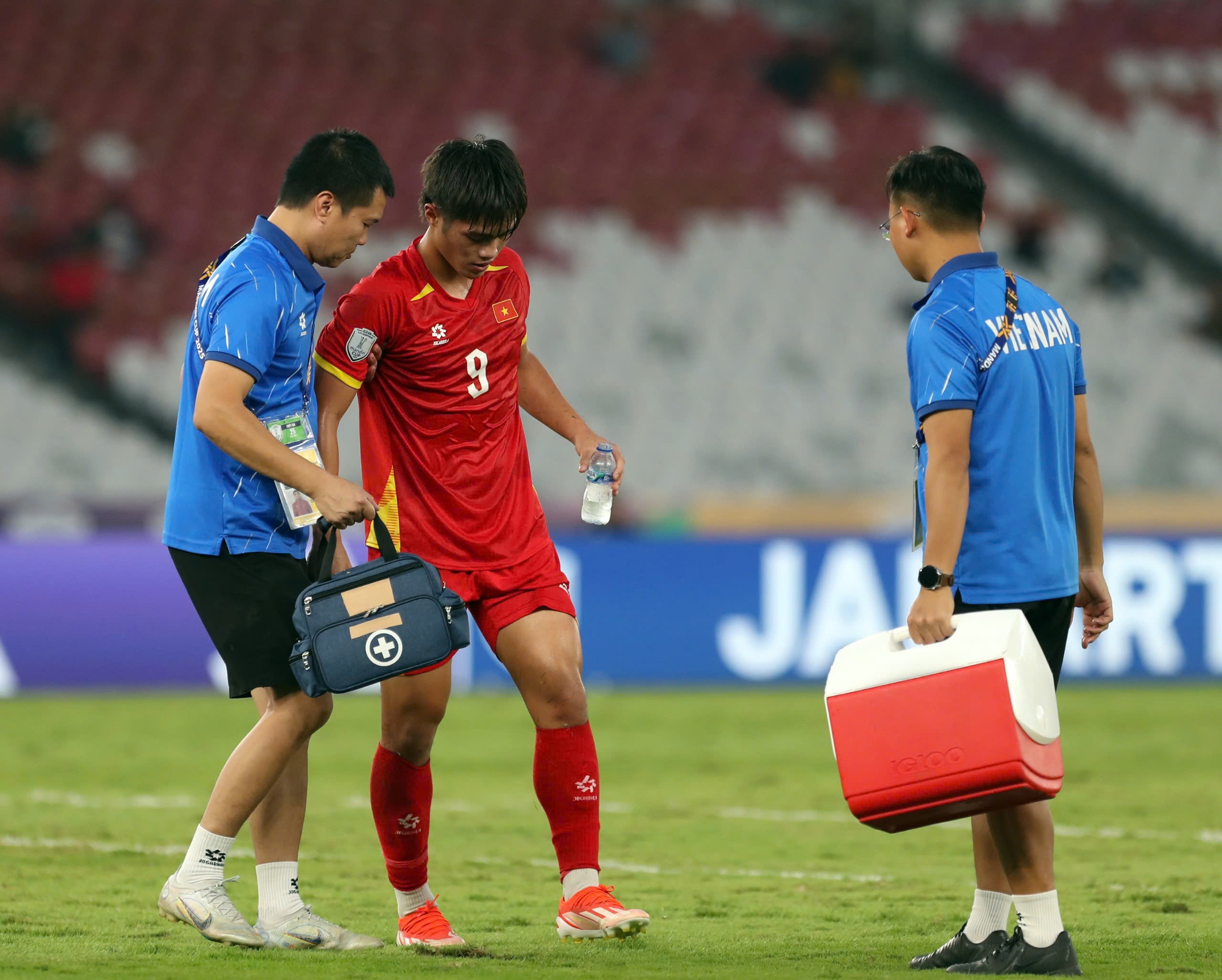 Về phía U23 Việt Nam, tiền đạo Nguyễn Quốc Việt cũng dính chấn thương và phải tập tễnh rời sân ở cuối trận đấu với U23 Philippines. Được biết, chấn thương của Quốc Việt không quá nghiêm trọng và tiền đạo này có thể trở lại ở trận chung kết giữa U23 Việt Nam và U23 Indonesia vào ngày 29/7