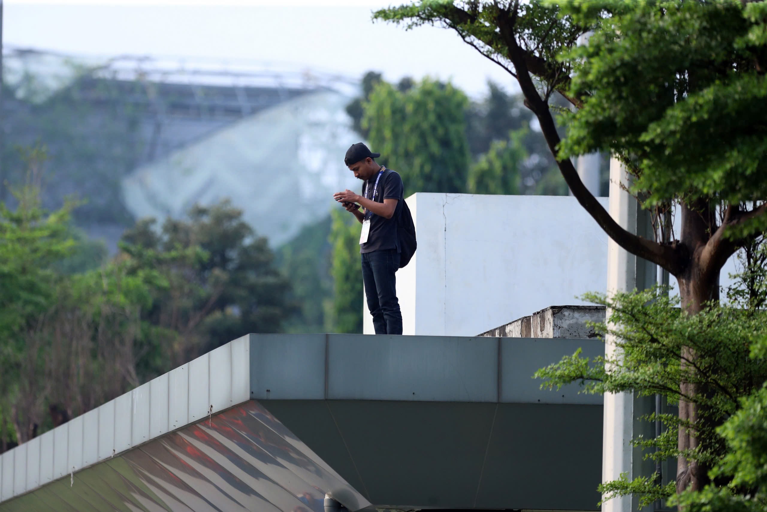 Dù các nhân viên kể trên có giải thích họ là người quản lý sân, nhưng các thành viên U23 Việt Nam vẫn yêu cầu những người này phải đi xuống, không được phép ngồi trên cao theo dõi U23 Việt Nam tập luyện như vậy