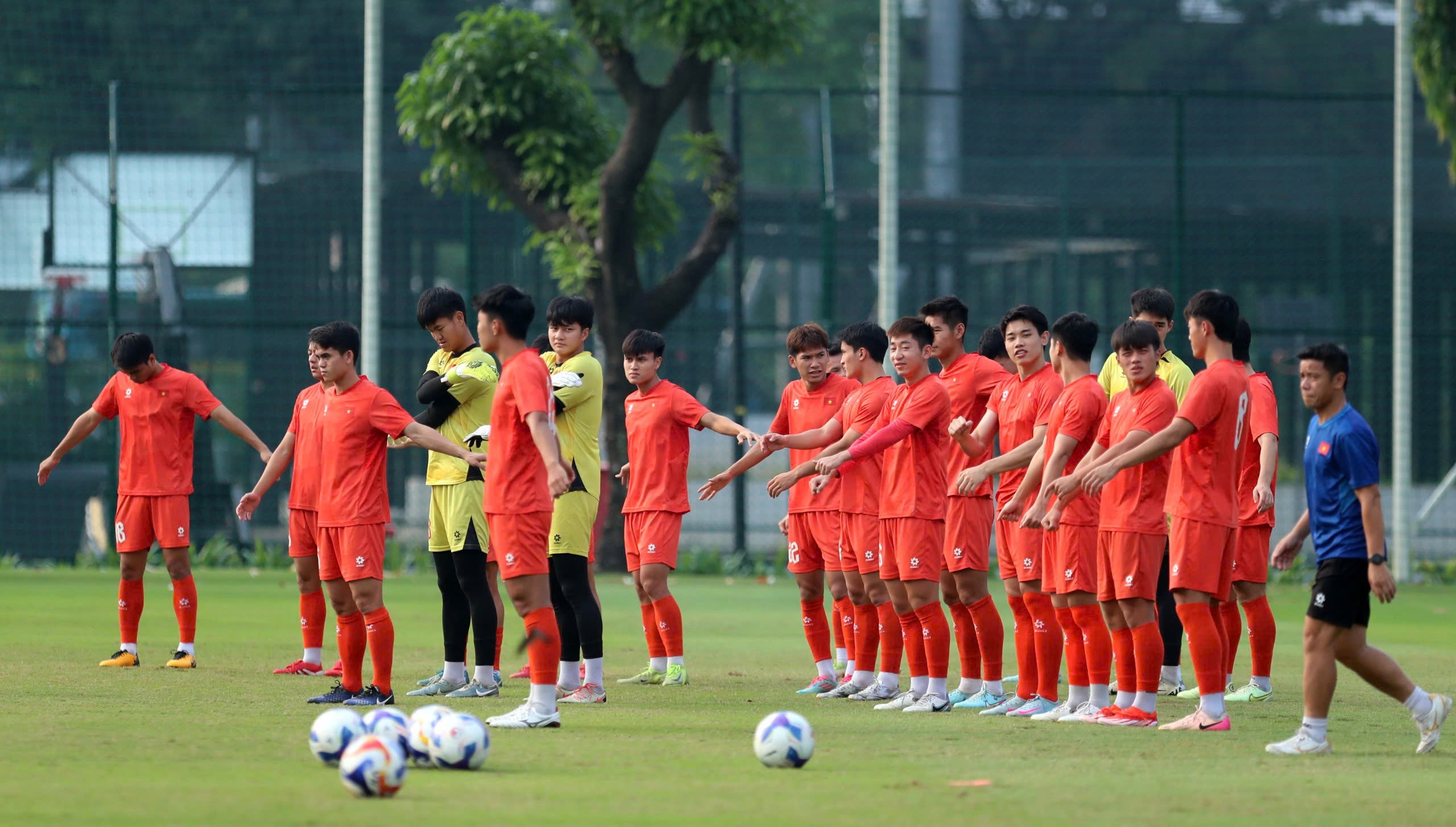 Buổi tập của U23 Việt Nam thu hút khoảng gần 100 phóng viên Indonesia và Việt Nam, nhưng tất cả chỉ được tác nghiệp 15 phút đầu trước khi rời sân để thầy trò HLV Kim Sang Sik rèn chiến thuật đấu U23 Indonesia