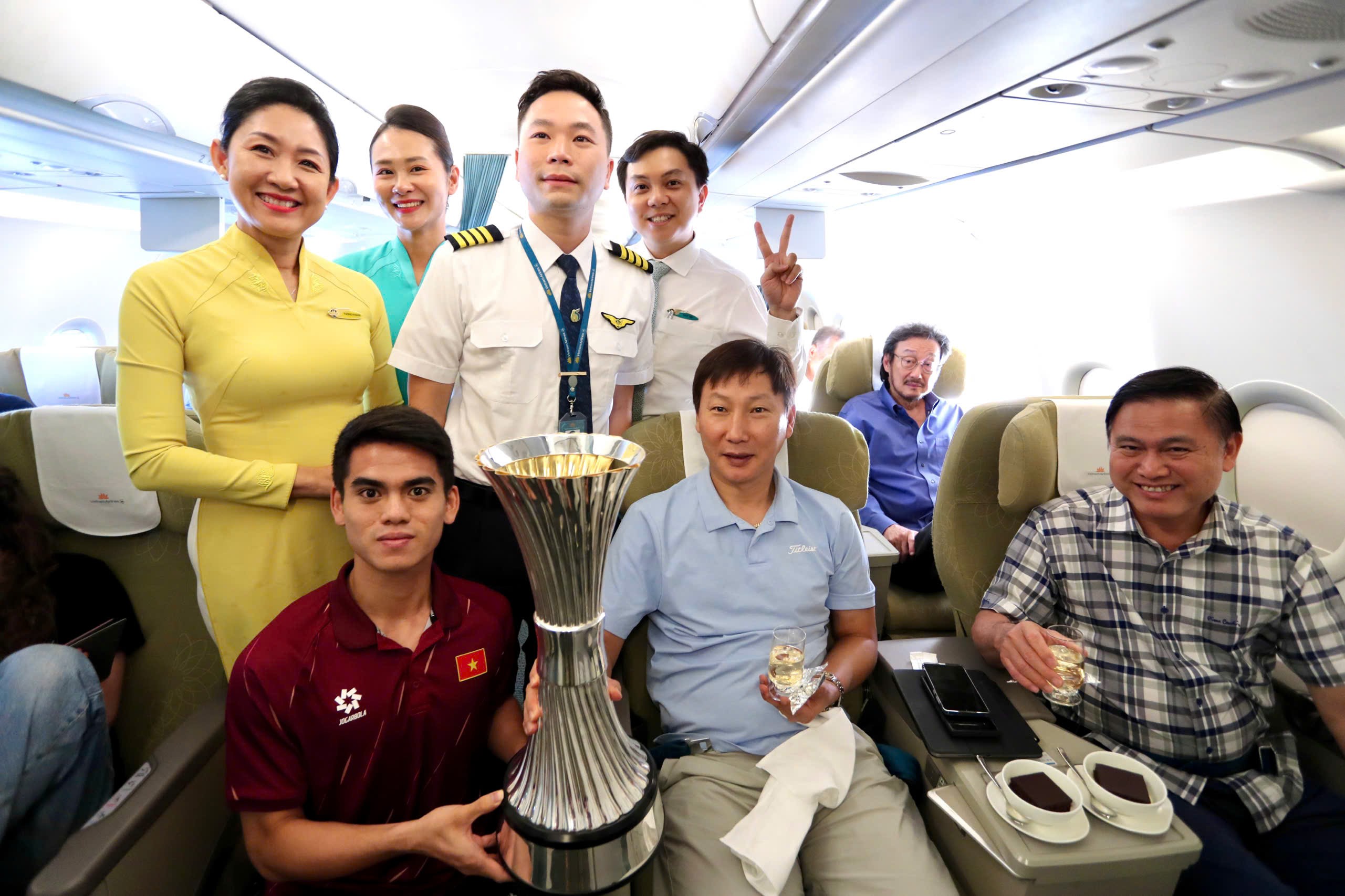 Trực tiếp U23 Việt Nam về nước: Thầy trò HLV Kim Sang Sik chia sẻ về chặng đường vô địch - 25