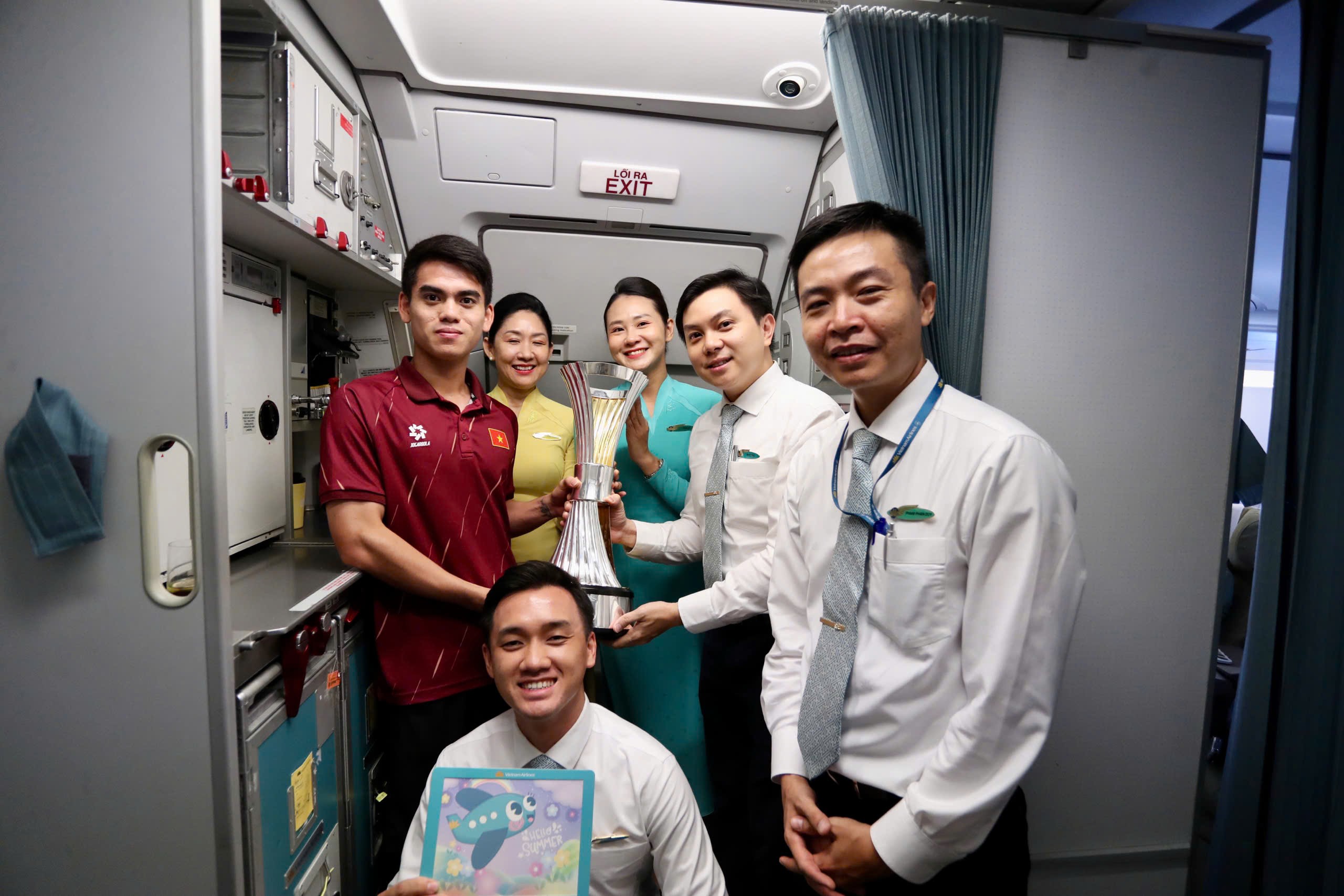Trực tiếp U23 Việt Nam về nước: Thầy trò HLV Kim Sang Sik chia sẻ về chặng đường vô địch - 27