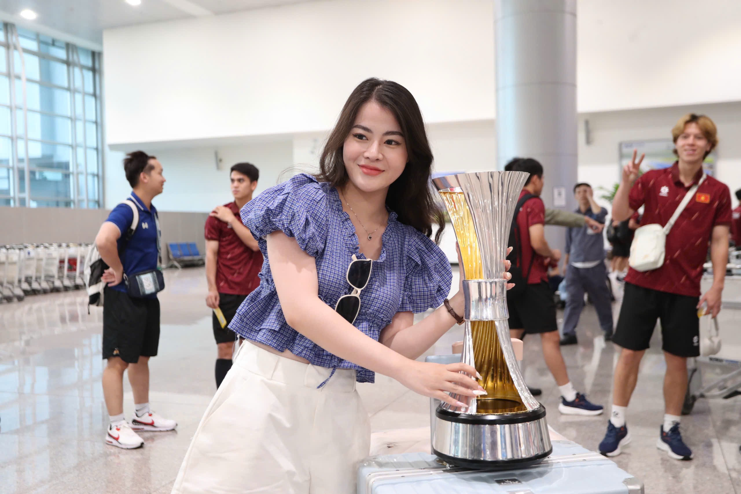Trực tiếp U23 Việt Nam về nước: Thầy trò HLV Kim Sang Sik chia sẻ về chặng đường vô địch - 17