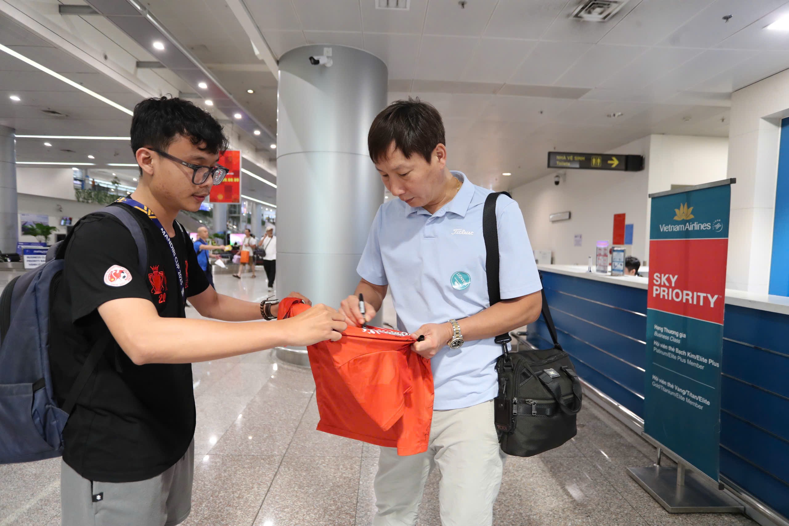 Trực tiếp U23 Việt Nam về nước: Thầy trò HLV Kim Sang Sik chia sẻ về chặng đường vô địch - 22