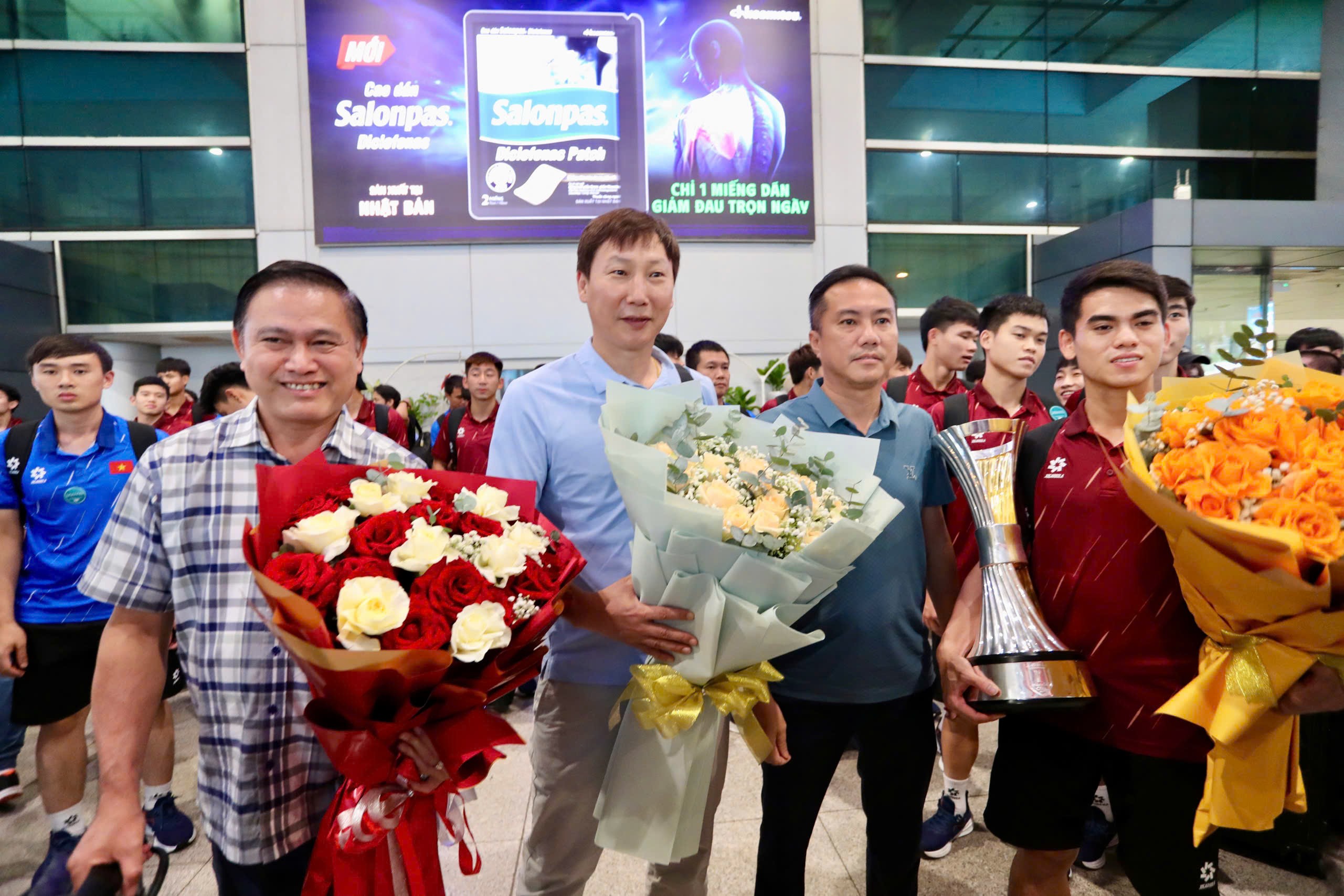 Trực tiếp U23 Việt Nam về nước: Thầy trò HLV Kim Sang Sik chia sẻ về chặng đường vô địch - 14