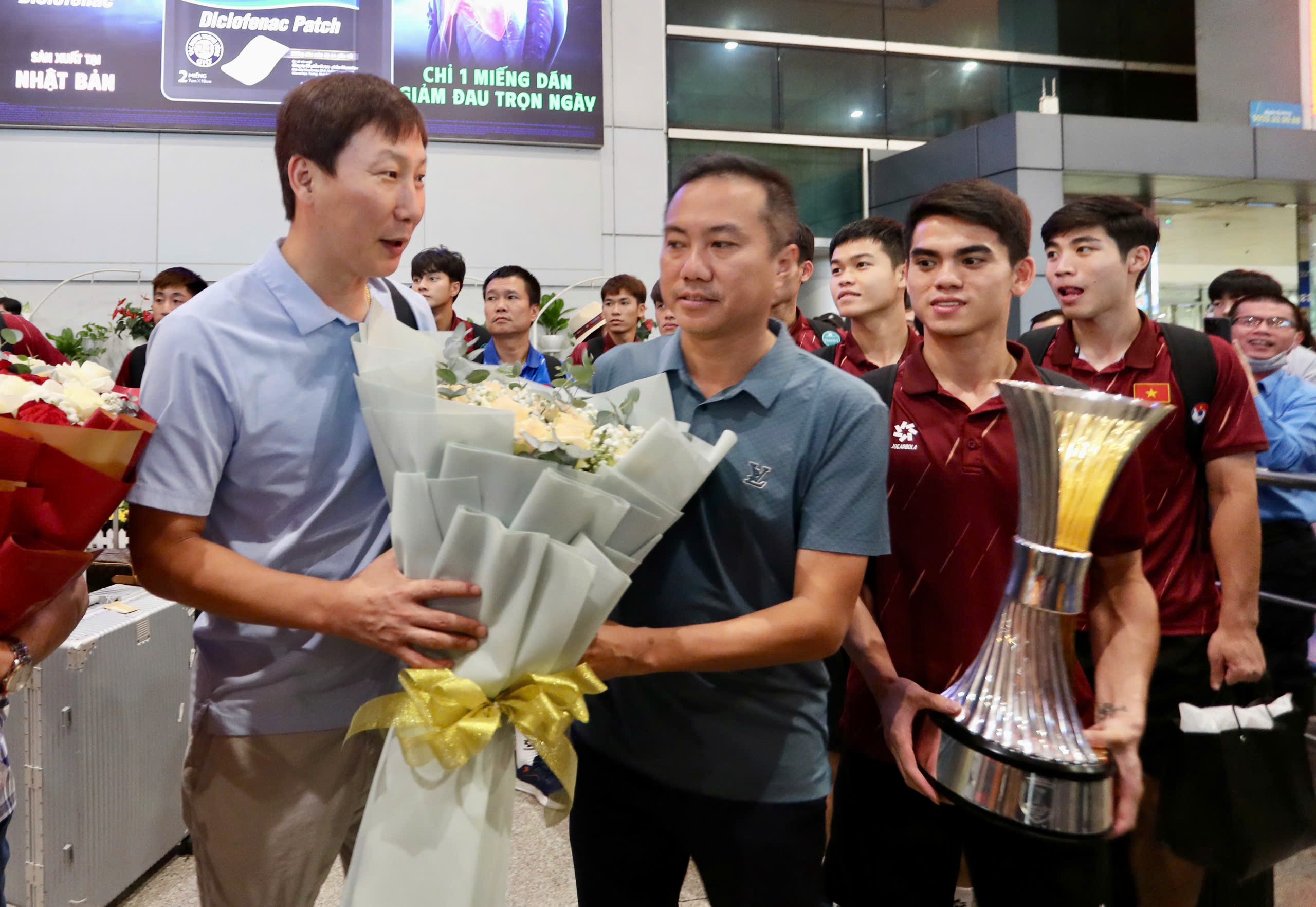 Trực tiếp U23 Việt Nam về nước: Thầy trò HLV Kim Sang Sik chia sẻ về chặng đường vô địch - 13