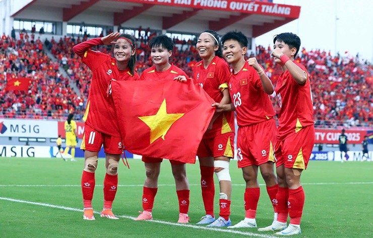 Huỳnh Như và đồng đội ăn mừng chiến thắng trước Thái Lan.