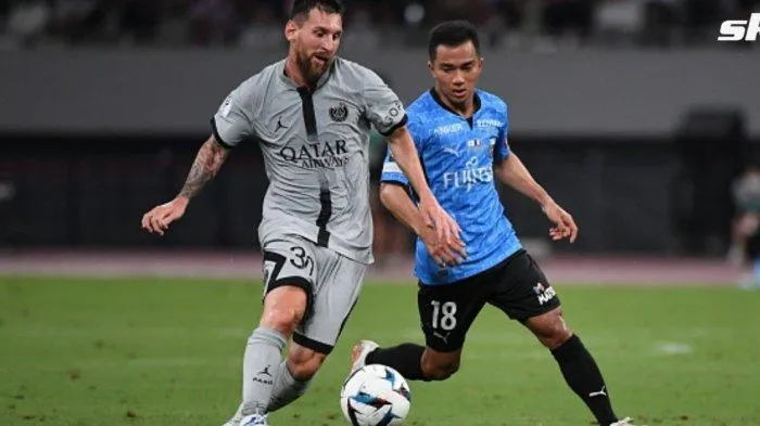 "Hai Messi" so kè nhau khi PSG đến Nhật Bản đá giao hữu với Kawasaki Frontole. Ảnh: Shimbun