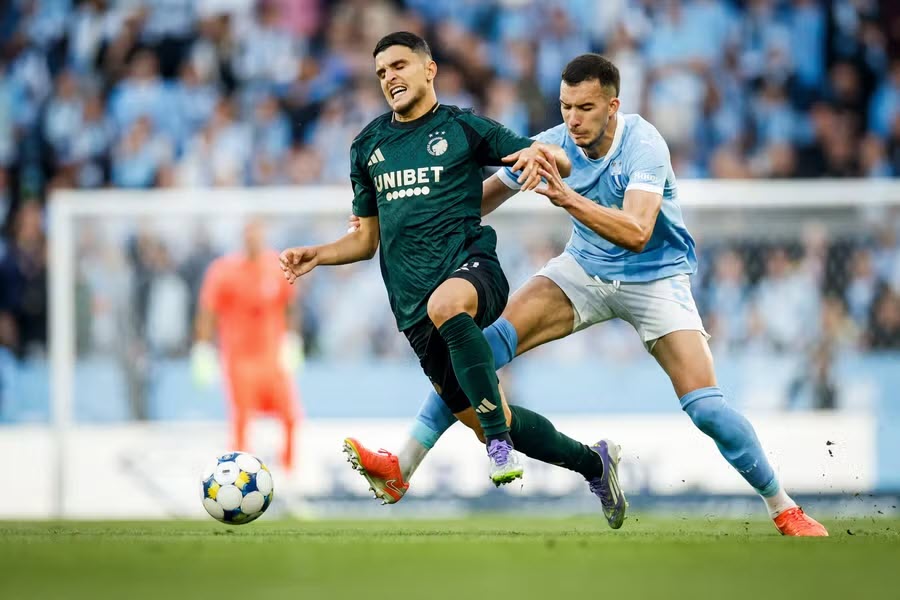 Elyounoussi (trái) của Copenhagen bỏ lỡ cơ hội ghi bàn tốt nhất của trận đấu