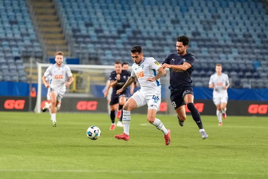Dynamo Kiev (áo trắng) thua sốc Pafos sau khi bỏ lỡ quá nhiều cơ hội
