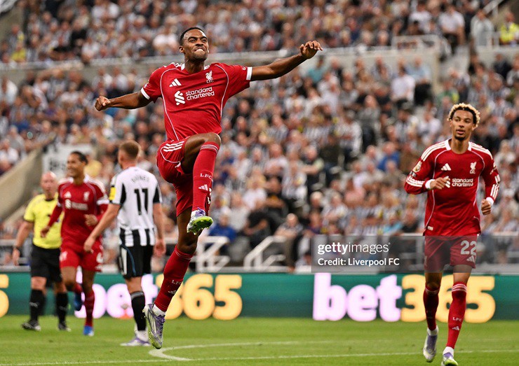 Trực tiếp bóng đá Newcastle - Liverpool: "Chích chòe" rút ngắn tỷ số (Ngoại hạng Anh) - 4