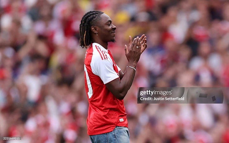 Eze ra mắt các fan Arsenal trên sân Emirates