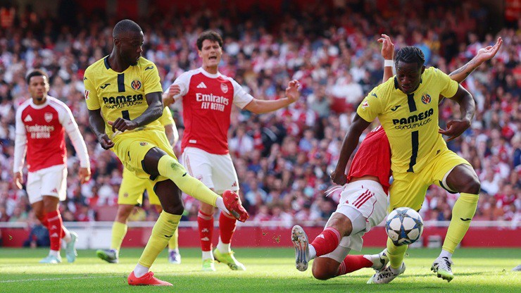 Hàng thủ Arsenal chơi&nbsp;thiếu tập trung