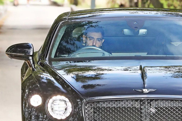 Bruno Fernandes trông ủ rũ&nbsp;khi có mặt tại trung tâm huấn luyện Carrington