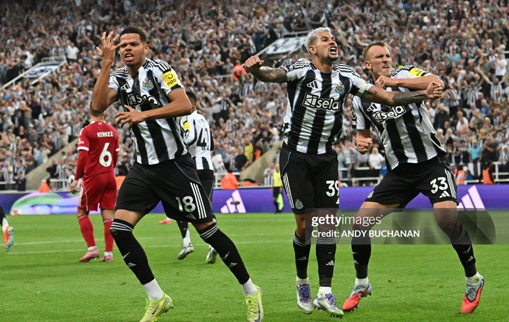 Newcastle có thời điểm&nbsp;gỡ hòa 2-2 với chỉ 10 người trên sân