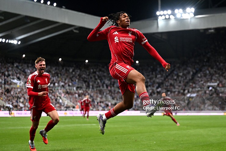 Cầu thủ&nbsp;16 tuổi&nbsp;Ngumoha ghi bàn&nbsp;mang về chiến thắng nghẹt thở cho Liverpool