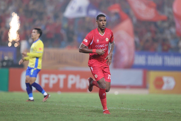 Alan tỏa sáng lập hat-trick cho Công an Hà Nội