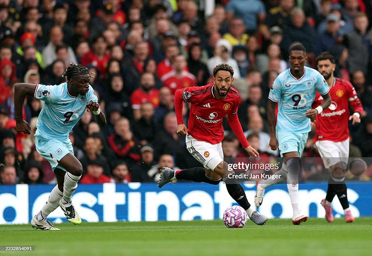 MU (áo đỏ) gặp khó khăn trước Burnley