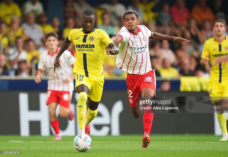 Villarreal (áo vàng) thi đấu bùng nổ