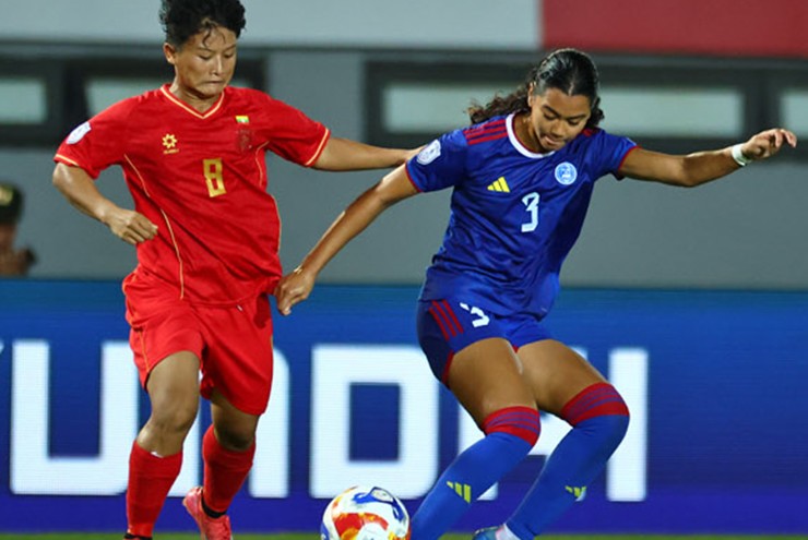 Myanmar (áo đỏ) tiễn&nbsp;Philippines (áo xanh) rời giải&nbsp;ASEAN Cup
