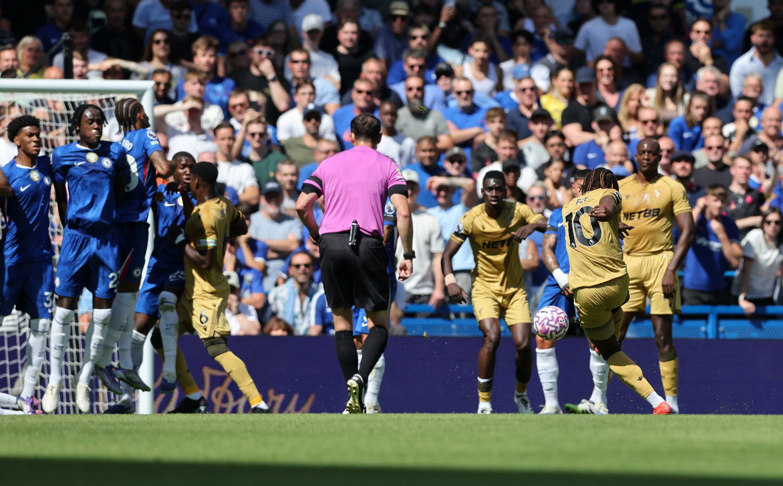 Chelsea khá may khi giữ được 1 điểm trước Palace