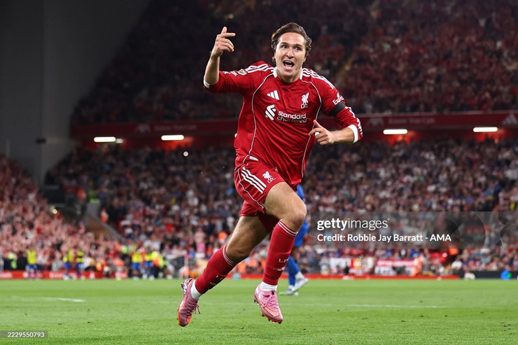 Chiesa bất ngờ tỏa sáng giải cứu Liverpool ở trận ra quân