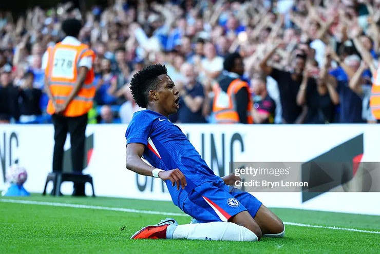 Estevao ghi bàn đầu tiên cho Chelsea