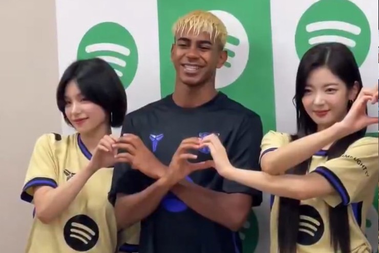 Yamal vui đùa bên cạnh dàn sao K-pop