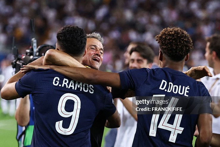 Sự vỡ hòa của HLV Enrique khi PSG thoát hiểm ngoạn mục