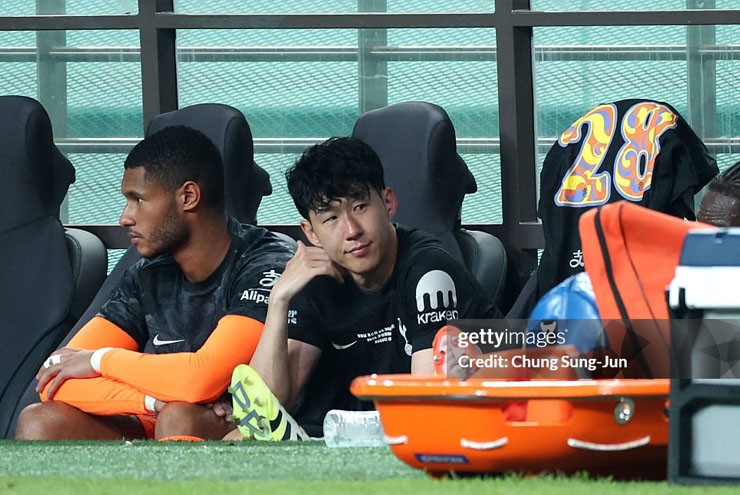 Son Heung Min không giấu được sự xúc động