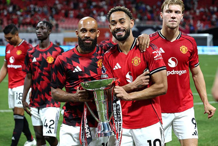 Mbeumo và Cunha nâng cúp vô địch giải giao hữu Premier League Summer Series trên đất Mỹ