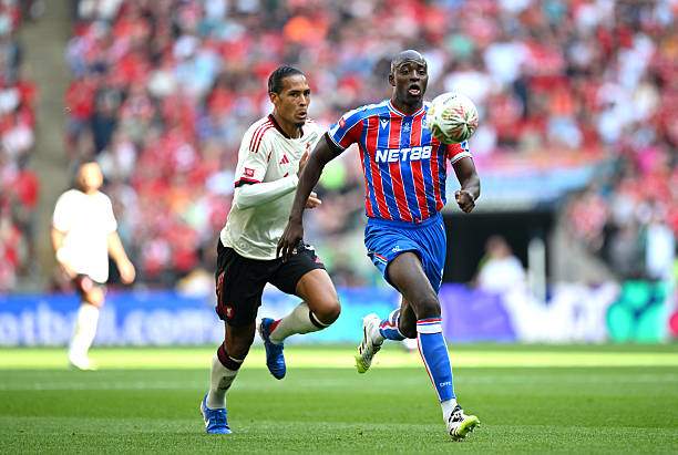Van Dijk để lọt Mateta thoát xuống đối mặt, chỉ chục giây trước khi phạm lỗi dẫn đến penalty