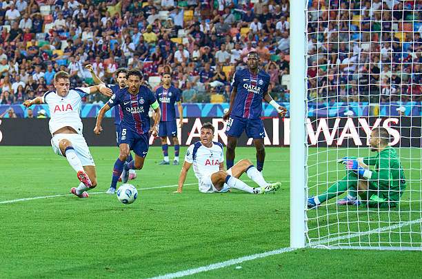 Cuối hiệp một, Van De Ven chớp thời cơ đúng lúc để mở tỷ số cho Tottenham từ tình huống dàn xếp đá phạt.