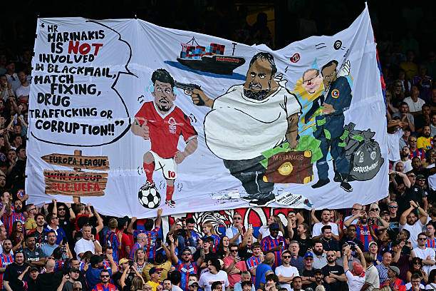 Fan Palace mang biểu ngữ bêu riếu Marinakis, ông chủ của Nottingham Forest