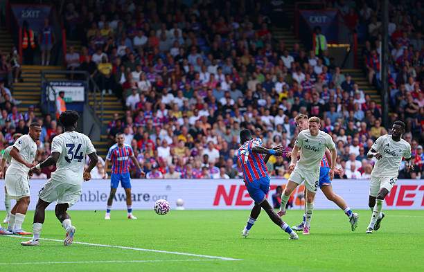 Ismaila Sarr ghi bàn trong thế không bị ai kèm ở giữa vòng cấm Nottingham