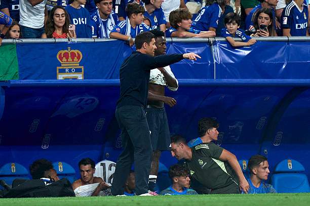 Xabi Alonso chỉ thị cho Vinicius trước khi anh vào sân. Vinicius sau đó giúp Real Madrid ghi thêm 2 bàn vào lưới Oviedo