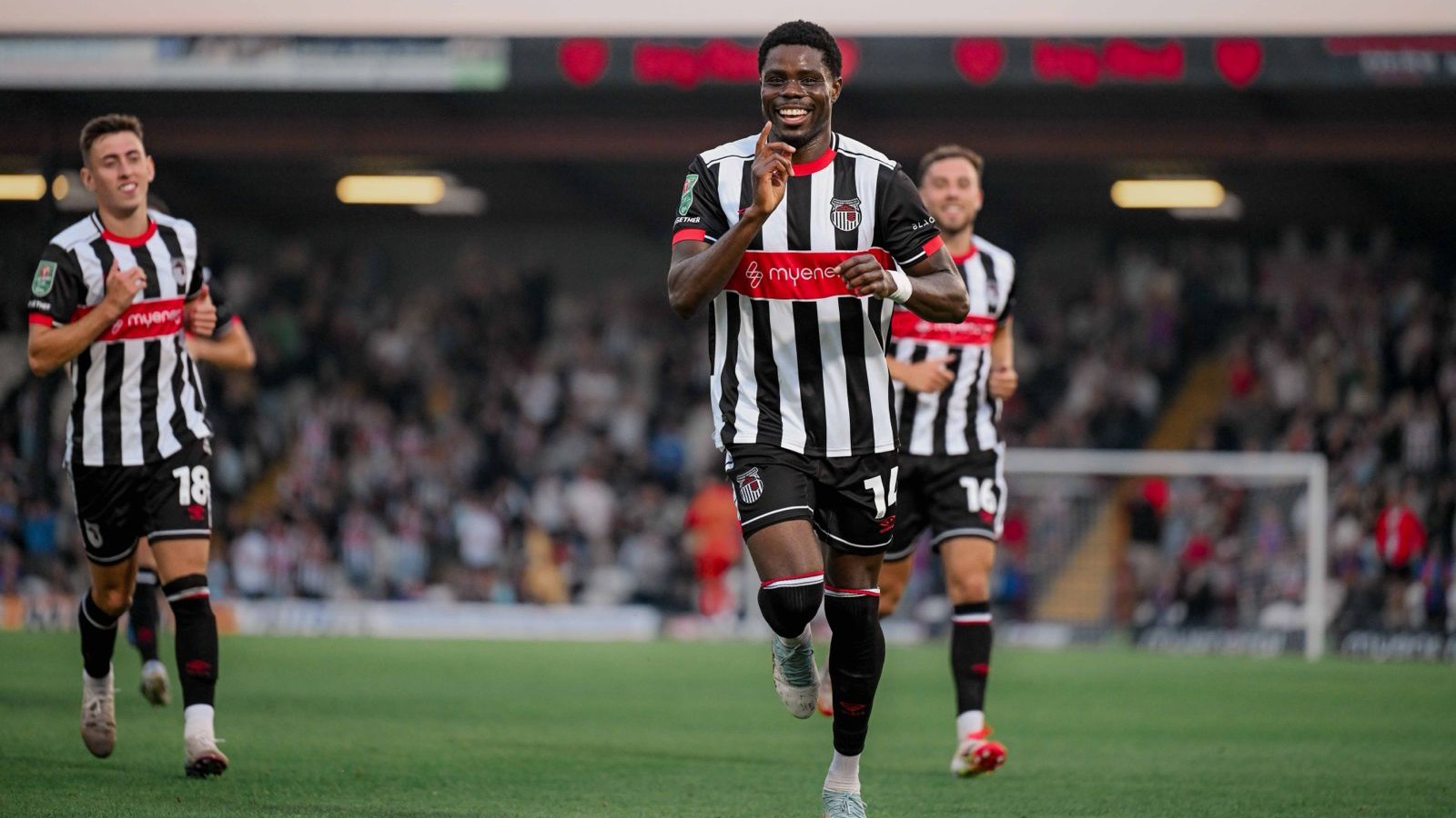 Grimsby Town khởi đầu mùa giải rất sáng sủa và giờ có cơ hội được thử sức với MU