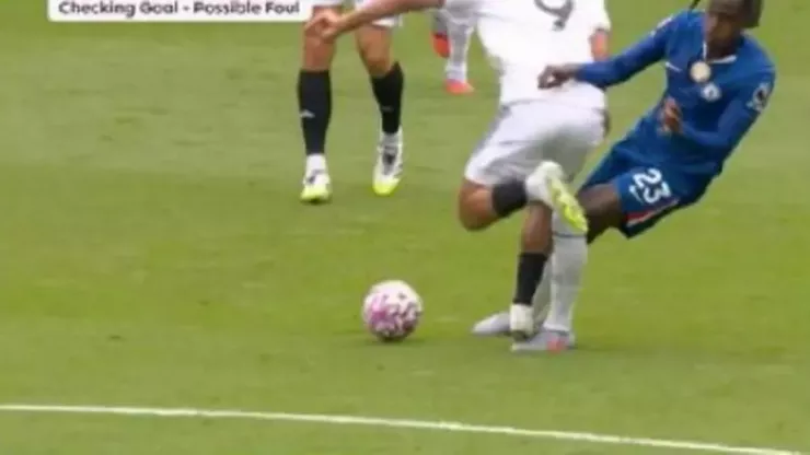 Tình huống Rodrigo Muniz được VAR xác nhận giẫm lên chân Trevoh Chalobah. ẢNH: TNT SPORTS