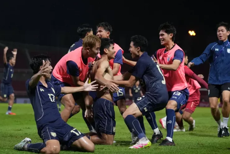 Chủ nhà U-23 Thái Lan qua mặt Malaysia phút bù giờ để góp mặt ở vòng chung kết U-23 châu Á. Ảnh: CCT.