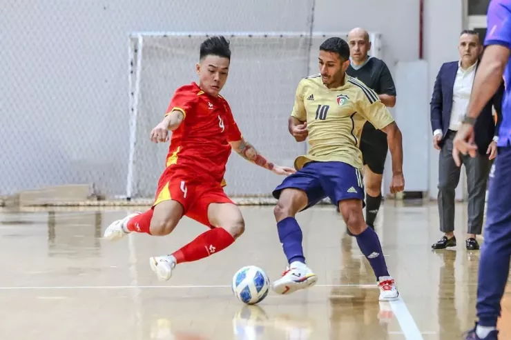 Tuyển Kuwait (áo vàng) và phía sau là HLV Bruno Garcia thua tuyển Việt Nam 2-3 ở trận "giao lưu" lượt đi. Ảnh: VFF