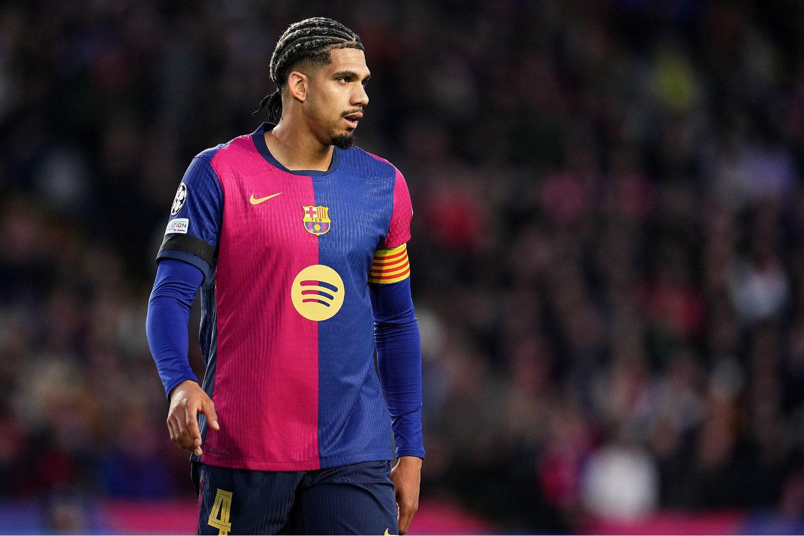 Hàng thủ Barca càng trở nên yếu đuối sau khi thiếu Martinez.