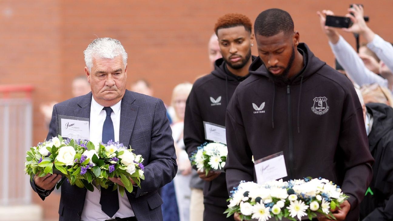 Beto (phải) đại diện cho Everton đặt vòng hoa tưởng nhớ Diogo&nbsp;Jota
