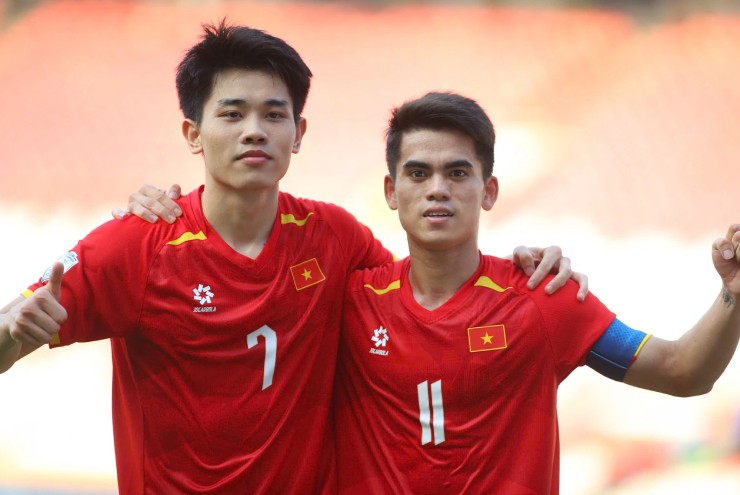 Đình Bắc (số 7) và Văn Khang (số 11) là trụ cột của U23 Việt Nam