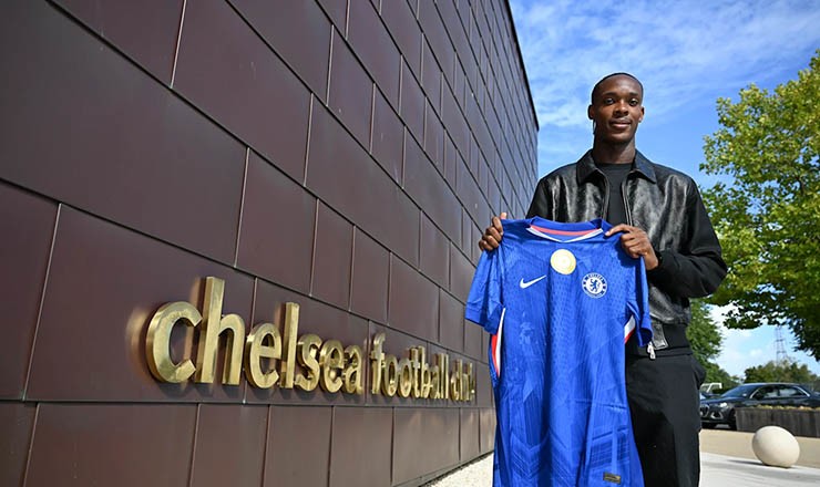 Chelsea chiêu mộ Emanuel Emegha